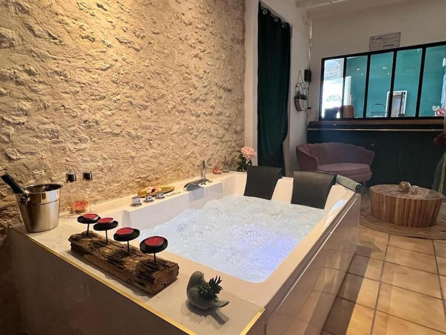 Suite Romance - Jacuzzi موريه-سور-لوينغ المظهر الخارجي الصورة