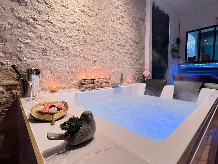Suite Romance - Jacuzzi موريه-سور-لوينغ المظهر الخارجي الصورة