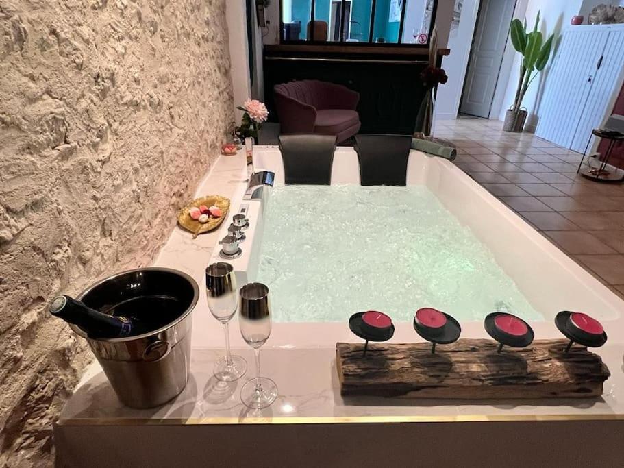 Suite Romance - Jacuzzi موريه-سور-لوينغ المظهر الخارجي الصورة